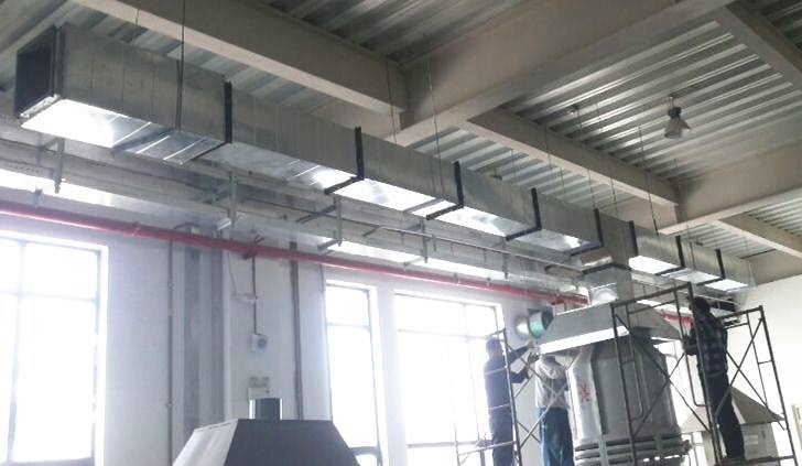 五星級酒店的防火與防排煙系統 上次簡單介紹了山東金光集團通過公平競標方式獲得通州區五星級酒店的整體中央空調從通風，制冷，防排煙等工程的安裝施工，那么今天說一下酒店的防火與防排煙系統。當然離不開消防排煙風機和防排煙防火閥設備的。 通風空調系統原則上按使用功能及防火分區劃分為若干系統，風管穿越防火分區及變形縫等處設電動排煙